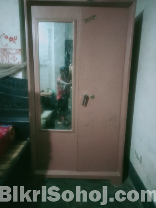 স্টিলের আলমারি